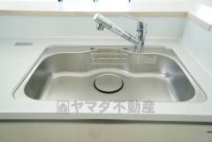 広々としたステンレスシンクには、洗剤やスポンジを収納出来るラック付き。広さも確保しているので、大きなお鍋も洗いやすいです。