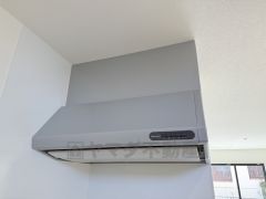 お手入れが簡単なスリム型レンジフードです。調理により発生する油煙や臭いを吸い込み、屋外へ排気してくれます。