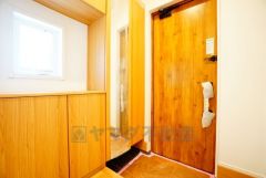 たっぷり収納できるシューズボックスです。家族全員の靴がきれいに整頓できます。棚の上にお花や写真を飾っても良いですね。