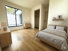 家具はイメージです。明るい洋室です。ナチュラル色のフローリングで開放的な優しい雰囲気になっています＾＾ベッドや机、ＴＶを置いてもゆとりのある広さです。