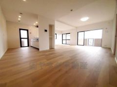 大きな窓のあるリビングは、陽光あふれる明るい空間です。居心地良く、ご家族皆がゆったり寛げる憩いの空間となりそうです。