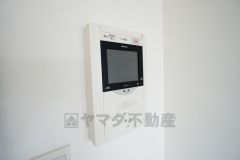 オートロックとモニター付きインターホン装備で女性やお子様も安心。充実のセキュリティで暮らしをサポートします。