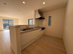 リビングやダイニングからキッチン周りが丸見えにならない対面式キッチン。テレビ鑑賞や家族との対話がしやすく、ご家族の温かい時間を演出します。