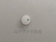 火災発生をいち早く知らせてくれる火災報知器は標準装備です。