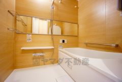 1日の疲れを癒すくつろぎのバスルーム。足を伸ばしてもゆったりと入れるサイズです。お子様と一緒にお風呂に入っても狭くないですね^^