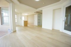 大きな窓のあるリビングは、陽光あふれる明るい空間です。居心地良く、ご家族皆がゆったり寛げる憩いの空間となりそうです。