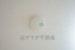 火災による煙や熱を感知して、警報音やブザー等で火災の発生を知らせてくれる火災警報器。