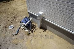 お庭に外水栓付き。庭掃除や植物への水やり、お子様用のプールなど大活躍すること間違いなし。ペットを飼われているご家族様にもオススメです＾＾