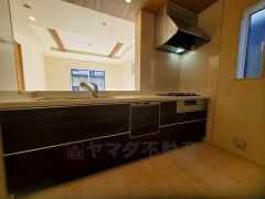 リビングやダイニングからキッチン周りが丸見えにならない対面式キッチン。テレビ鑑賞や家族との対話がしやすく、ご家族の温かい時間を演出します。