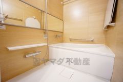 1日の疲れを癒すくつろぎのバスルーム。洗い場の床材は水はけの良い素材を採用。カビが生えにくい設計になっております。
