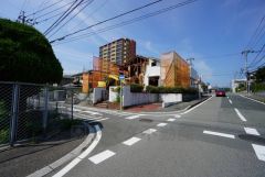 前面道路は広く、車同士がすれ違うスペースが十分にあります。落ち着いた住宅地内で快適な生活を実現してみませんか＾＾