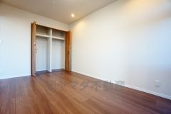 暖かい日差しが差し込む洋室。たっぷり収納できるクローゼット付きでお部屋の中をすっきりと快適に保てます。