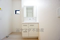 三面鏡つき洗面台。鏡裏にたっぷりとした収納スペースがあります。鏡を閉めてしまえば小物は見えないため、スッキリとした印象の洗面台にできます。