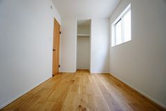 同仕様写真。主寝室としてお使いいただけそうなこちらのお部屋は、日当たりが良く、爽やかな風を感じて起きる朝は、快適生活の始まりに。