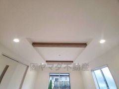 折り上げ天井により空間に奥ゆき生まれ、部屋がより広く見えます。