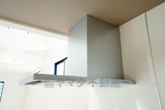 お手入れが簡単なスリム型レンジフードです。調理により発生する油煙や臭いを吸い込み、屋外へ排気してくれます。