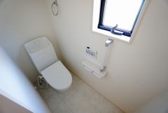 同仕様写真。1階2階の2ヶ所にトイレがありますので、忙しい朝にも家族に気を使わず、ゆとりが生まれますね＾＾ 小窓付きで換気する時に便利です＾＾