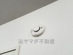 火災発生をいち早く知らせてくれる火災報知器は標準装備です。