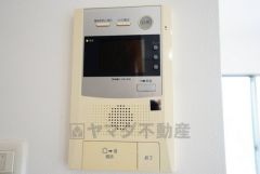 防犯はもちろん、セールスマン対策にもなるモニター付きインターホンです。