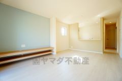 リビングは広々とした設計で、家族が集い、寛ぐ暮らしの空間を演出しています。思い思いの時間を過ごしたり、家族みんなで食事をしたり、素敵な団らんの場になりますね。