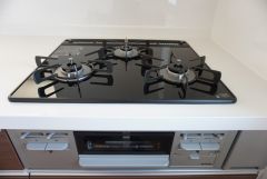 同仕様写真。3種類の料理が同時に調理できる、3口ガスコンロ。忙しい夕食の支度時間が短縮できて効率よくお料理が楽しめます。