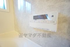 湯量・湯温の設定、そして保温までワンタッチのフルオートバス。便利な追い炊き機能付きです。