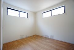 2面採光を確保した明るい室内は、風通しも良く、大変居心地の良い空間となっております。爽やかな風を感じて起きる朝は、快適生活の始まりに。