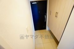 白を基調とした明るい玄関です。大容量のシューズボックスは家族全員の増えがちな靴や物をすっきり収納できます。