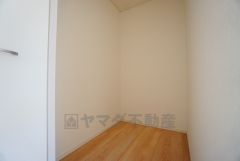 同仕様写真。収納力豊富なウォークインクローゼット。洋服や小物などを1箇所にまとめて美しい収納を実現します。