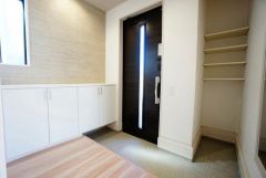 採光も考えられた明るい玄関です。全身鏡付きで、お出かけ前にコーディネートのチェックが出来ますね。