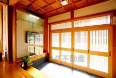 広々とした風格ある玄関。木の温もりと重厚感が調和したつくりで、訪れる人を気持ちよく迎えてくれます＾＾