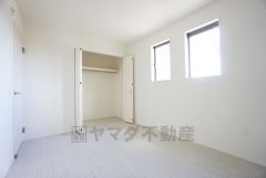 住む人のこだわりを活かす洋室。日当たりがよく、寝室としての利用もおすすめ。広めのクローゼットには荷物をすっきり片付けられ、ゆとりのある暮らしが出来ます＾＾