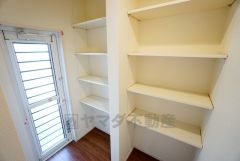 キッチン横に広々としたパントリー付き＾＾洗面室にも近く、食料品だけでなく日用品などの収納にも＾＾