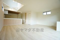 大きな窓のあるリビングは、陽光あふれる明るい空間です。居心地良く、ご家族皆がゆったり寛げる憩いの空間となりそうです。
