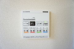 雨の日の洗濯も安心できる浴室暖房乾燥機付き浴室。リモコンで操作もボタン1つで簡単。