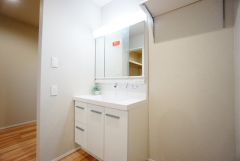 収納が隠れて使いやすい、シャワー付き三面鏡洗面ドレッサーです。朝の準備もぬかりなくできます。玄関横にあるので、帰宅後すぐ手洗いができます＾＾
