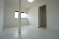暖かい日差しが差し込む6帖洋室。たっぷり収納できるクローゼット付きでお部屋の中をすっきりと快適に保てます。