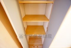 ホールに収納スペースを確保。日用品や趣味の道具入れとして便利です。扉付きなので見た目もスッキリ＾＾