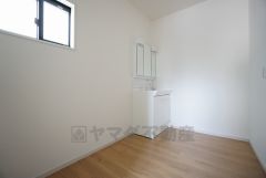 同仕様写真。三面鏡つき洗面台。鏡裏にたっぷりとした収納スペースがあります。鏡を閉めてしまえば小物は見えないため、スッキリとした印象の洗面台にできます。