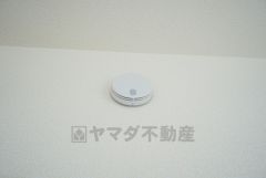 火災発生をいち早く知らせてくれる火災報知器は標準装備です。