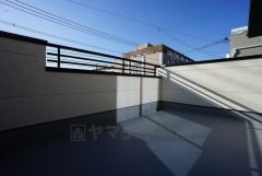 同仕様写真。陽当たりの良いバルコニーです。お洗濯やお布団干しはもちろん、日光浴スペースにも。