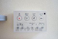同仕様写真。壁リモコンタイプのウォシュレット付き。すっきりした見た目で、トイレ奥の掃除もしやすいです。