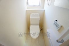 同仕様写真。温水洗浄機付トイレです。節水機能もあるので、安心して使えますね。もちろん、1階2階の2ヶ所にトイレがあるので、忙しい朝にもゆとりができますね。