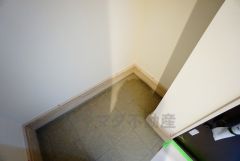 ベビーカーや泥のついたおもちゃをしまうのに便利なスペースです。玄関周りをスッキリさせることが出来ます＾＾