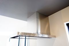 調理により発生する油煙や臭いを吸い込み、屋外へ排気してくれます。