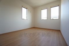 同仕様写真。暖かい日差しが差し込む洋室。たっぷり収納できるクローゼット付きでお部屋の中をすっきりと快適に保てます。