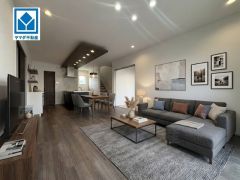 家具はイメージです。リビングは広々とした設計で、家族が集い、寛ぐ暮らしの空間を演出しています。思い思いの時間を過ごしたり、家族みんなで食事をしたり、素敵な団らんの場になりますね。