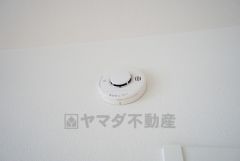 火災による煙や熱を感知して、警報音やブザー等で火災の発生を知らせてくれる火災警報器。