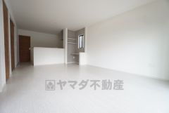 同仕様写真。家族が集まる開放的なリビング。思い思いの時間を過ごしたり、家族みんなで食事をしたり、素敵な団らんの場になりますね＾＾