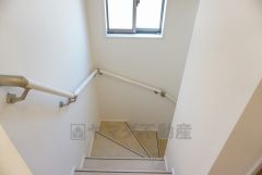 同仕様写真。小さなお子様やご高齢の方でも安心できる、手すり付き階段。段差も低めで設定されており、安全性にも優れています。
